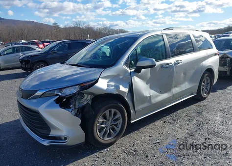 2021 Toyota Sienna Xle z USA, uszkodzony, nr VIN 5TDYRKEC7MS052140
